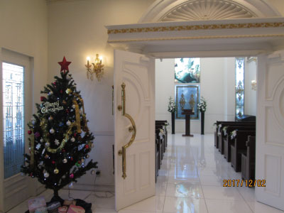 会場内にはチャペルがあり、クリスマスツリーも飾られてロマンティックな雰囲気です。