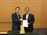 TX議連丹羽会長へ要望書提出(平成25年6月19日)