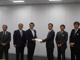首都圏新都市鉄道(株)へ要望書提出(平成29年3月27日)