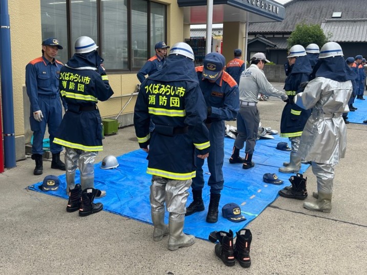 着装訓練で指導を受ける団員