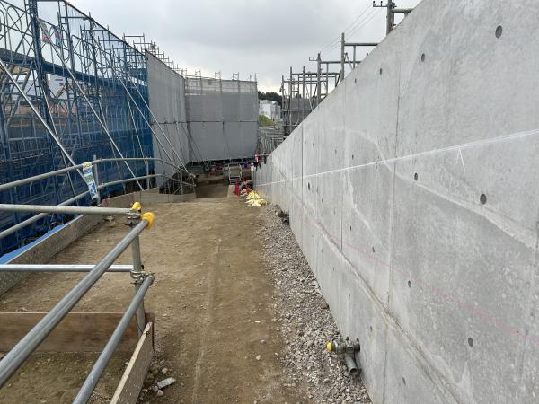 北西擁壁（R7.9月）