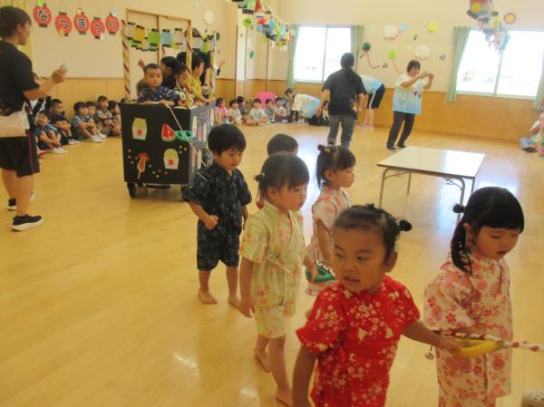 りすさんもみんなで歩くのが楽しいね😊