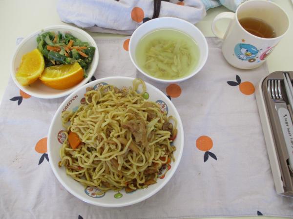 お昼ご飯は焼きそばでした😋