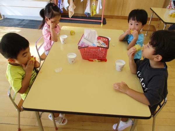 モグモグ・・・甘くて美味しいね!