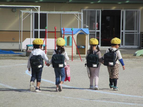 朝の登園の様子です。手をつないでやさしくエスコート。