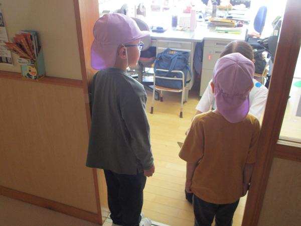 健康観察票を届けにきました!