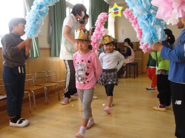 誕生児、入場✨みんなに迎えられ、ちょっぴり恥ずかしそう🤭💕