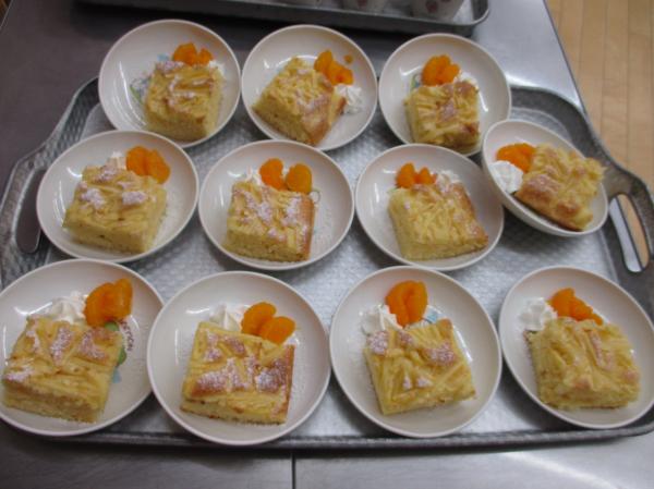 おやつはハッピーメニュー(アップルケーキ🍰)✨