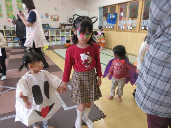 一緒に手をつないでキャンディーを探そう!