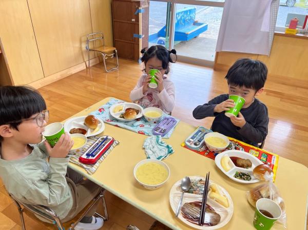 特別なコップで飲む麦茶は美味しく感じるなぁ〜🥤🤗