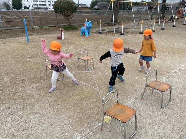 蜘蛛の巣にひっかからないようにジャンプ🕸