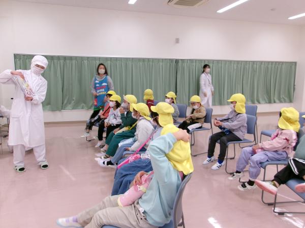 給食センターはどんなところかイラストで教えてくれたよ。