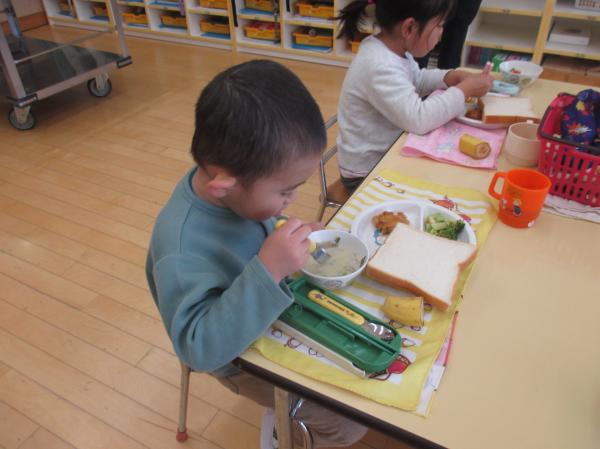 ぼくのスープには何が入ってるかな?