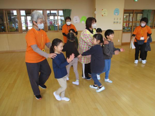 お年寄りの気持ちを考えて遊んだよ!