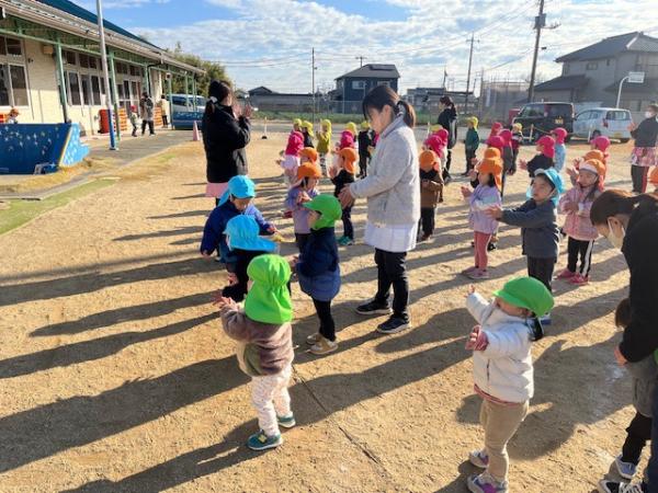 1才児のりす組さんも曲に合わせて整列します⭐