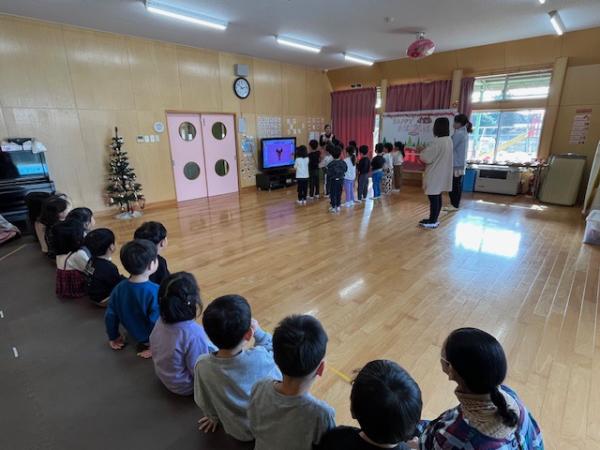 英語教室の様子をうさぎ組が見学しました👀