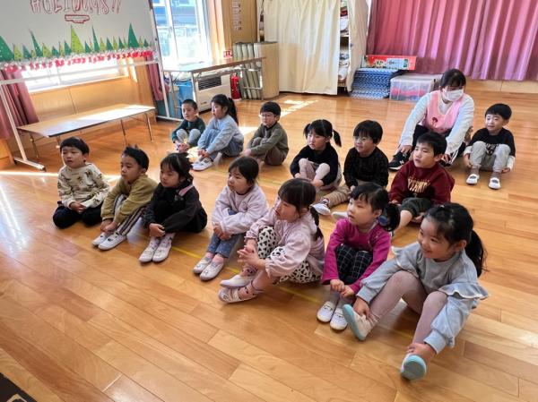 イラストを真剣に見ながら新しい単語をお勉強✨