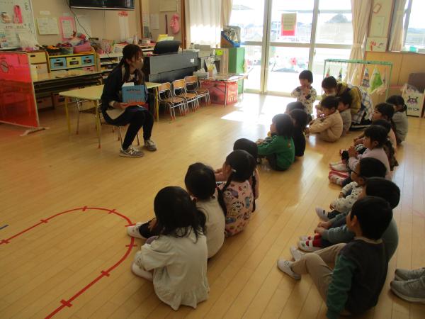 絵本を見てみよう♪