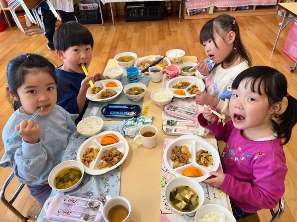 「美味しい!」と笑顔でたべていたぱんだ組さん🎵