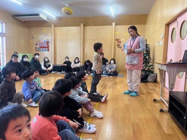 先生の質問をよく聞いています♫