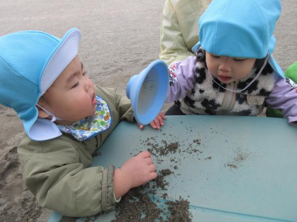 砂遊び楽しいな〜!