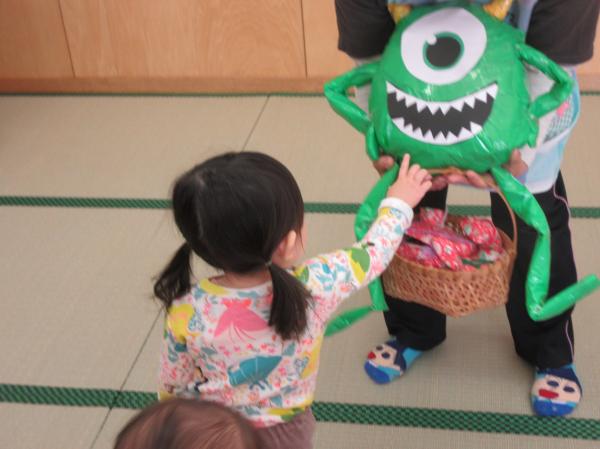 見つけたプレゼント🎁、マイクのところに持ってきたよ!