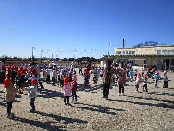 みんなで体操、ジングルベル。