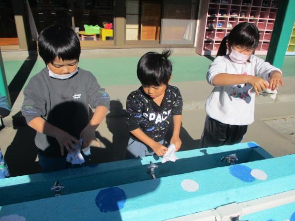 使う雑巾は自分たちで絞るよ💨