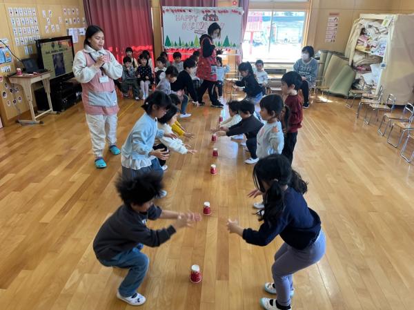 2つ目のゲームは、カップ取りゲーム!!