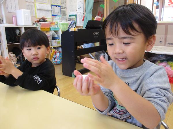 こねこね、たのしい〜🎶