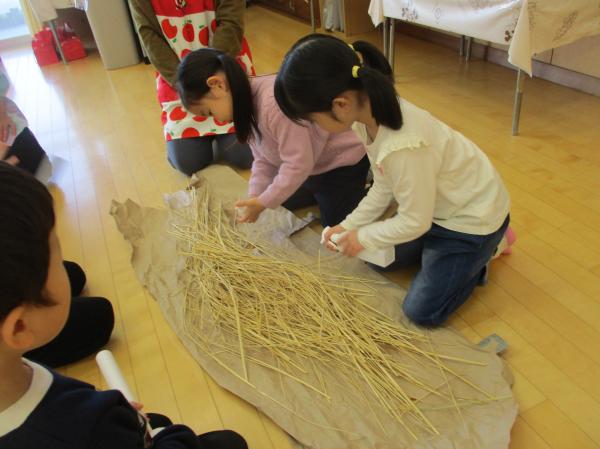 藁に水を吹きかけているよ!