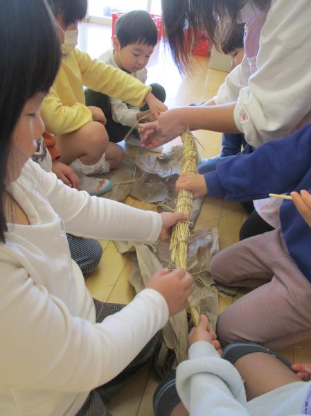 みんなで持ちながら藁を丸めるよ!