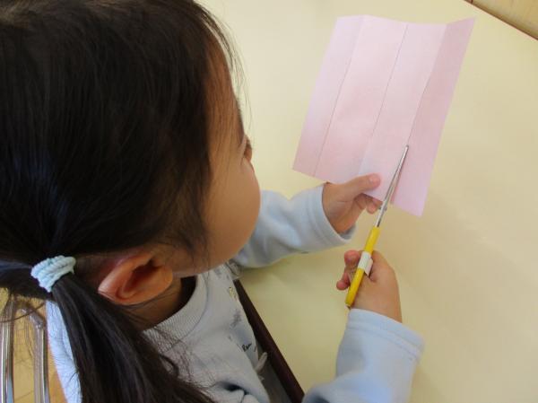 ぱんださんも折り紙で飾りを制作中!