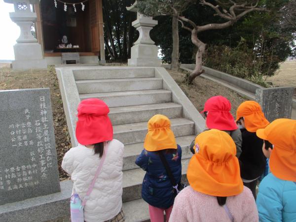 神社の中にお供え物が置いてあるのが見えたよ!
