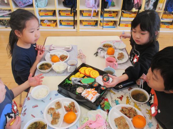 昆布巻と恵方巻が似てる、と発見したきりんさん✨