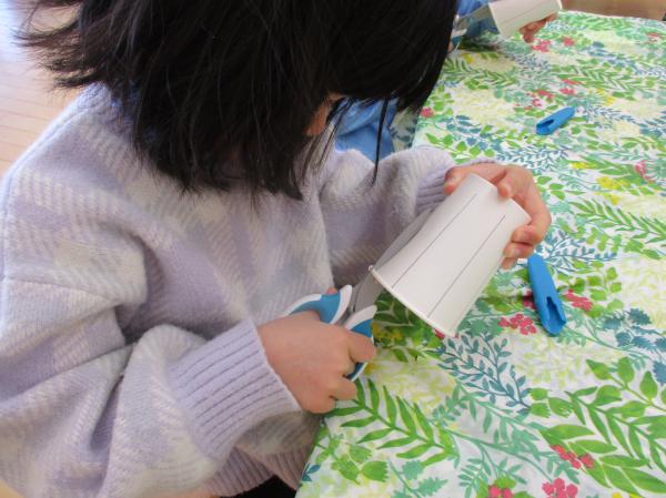 線の上を丁寧に切って・・・✂