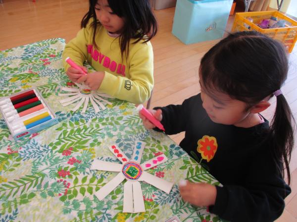 かわいい模様を描いてるよ💖