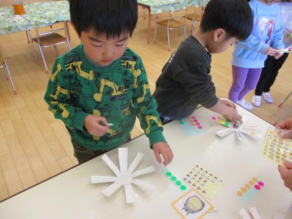 シールでデコレーション😆✌