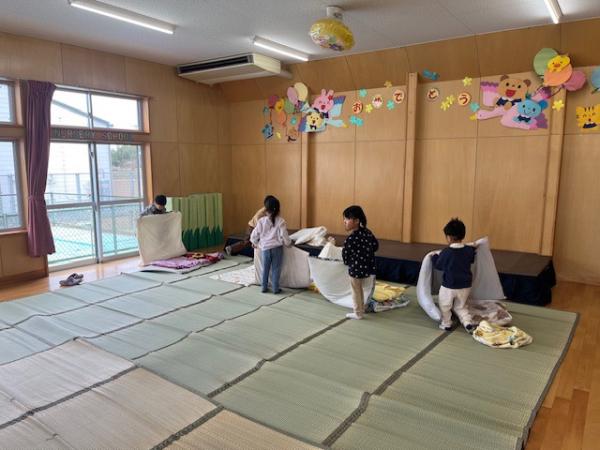 ステージの奥はぱんだ組の布団だよ