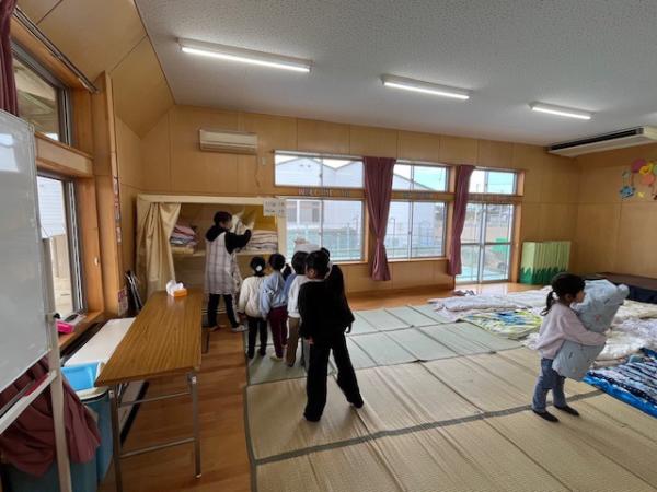 並んで布団をもらいます!