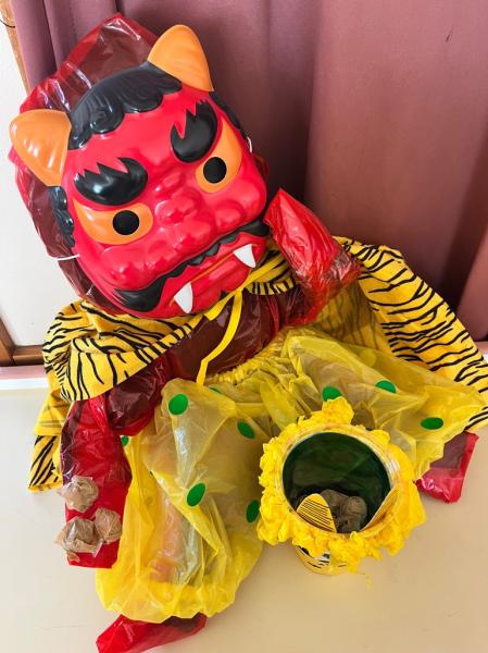 「なんじゃこりゃぁ〜!!何か入っているぞ!?」