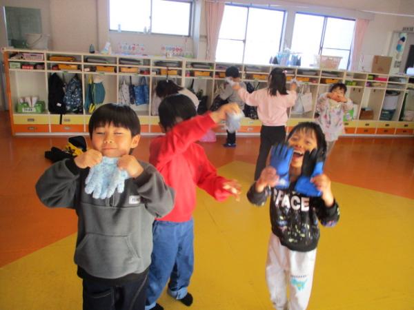 手袋持ってきたよ〜🧤はやく外に行こう💨