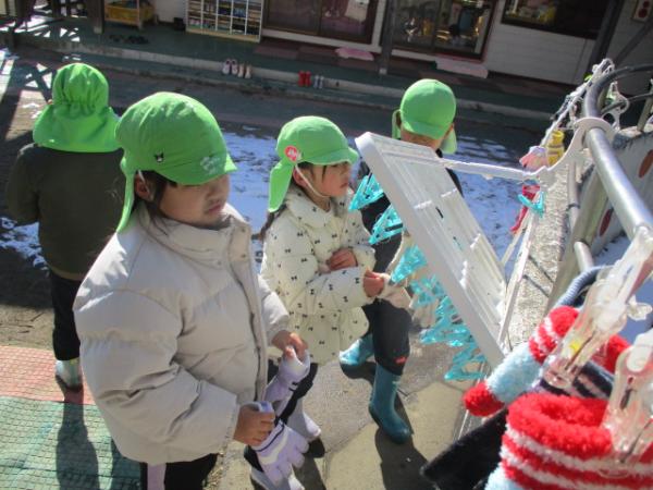 濡れた手袋は自分たちで干したよ🌞