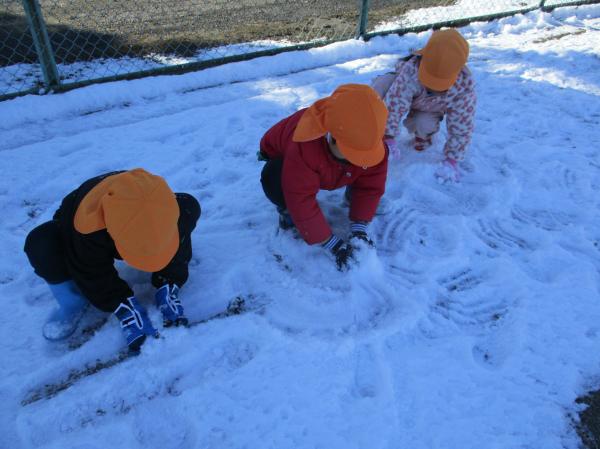 雪玉作るぞ〜⛄