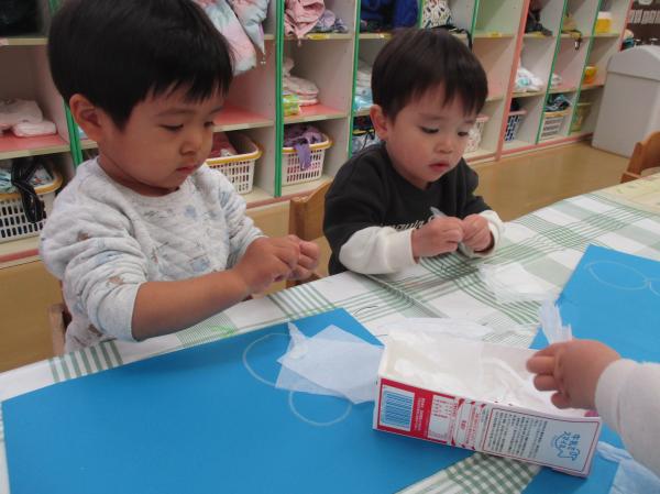 製作⛄花紙をたくさんちぎって…🎵