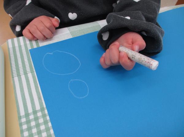 次に雪だるまの形を描いたら…🖍