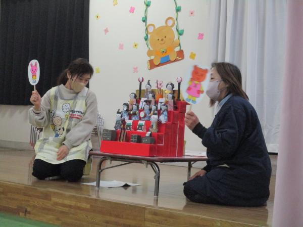 次は、ひな祭りの由来をお勉強。ちょっと難しかったけれど、みんな真剣に見ています。