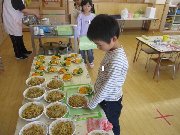 お盆に乗せることも上手になりました!