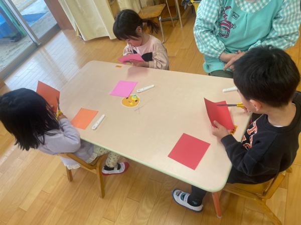 春の壁面作りもしました🌷ハサミの使い方も上手になりました✨