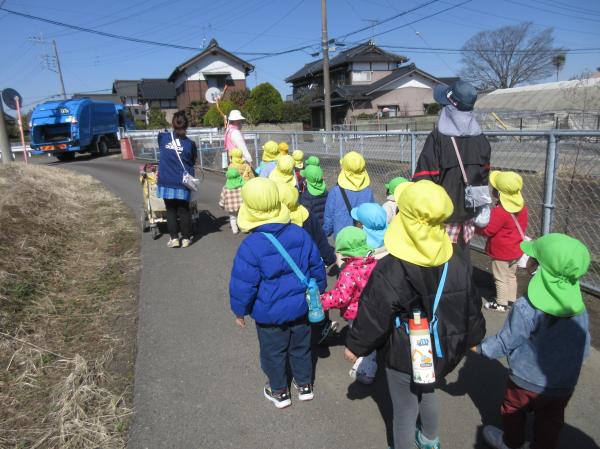 歩いていたら、ゴミ収集車を発見😆❗